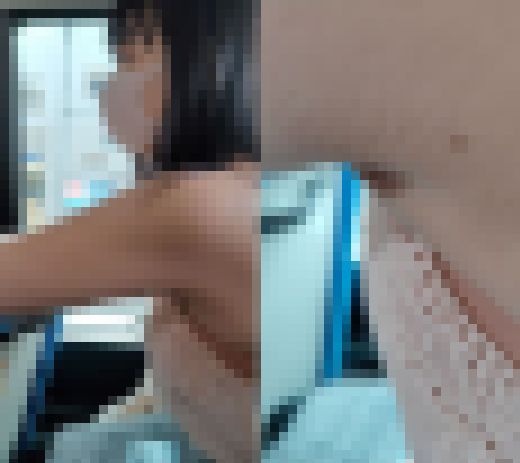 【腋毛超接写】黒髪ロング美女の公然ワキ毛処理を超接写　サンプル画像2