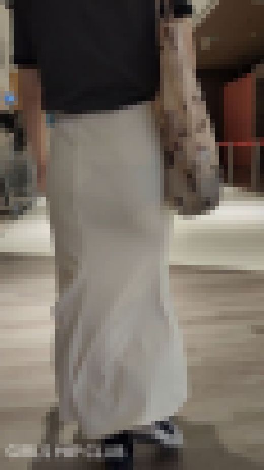 【スカートの中身】マーメイドスカートのインナー下ろし忘れて黒パンティー丸見え　サンプル画像1
