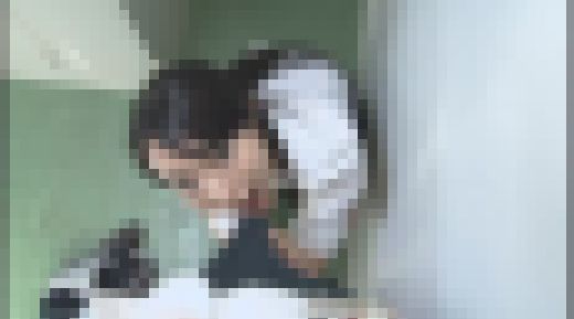 絶対バレそう…ドッキドキの2人きり密室フェラ…　02　サンプル画像2