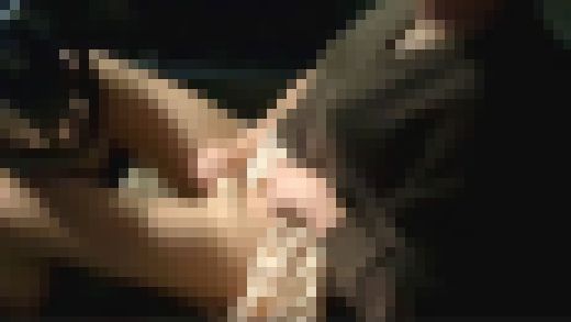 女装自慰　ショッピングモール駐車場の車内で痴漢ぽい手コキ射精　サンプル画像1