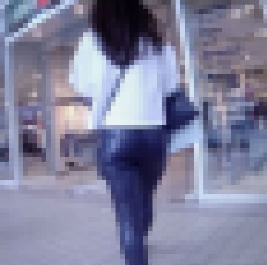 激カワ美少女がお尻パンパンにしてレザーパンツ履いて歩いてるよ　サンプル画像1