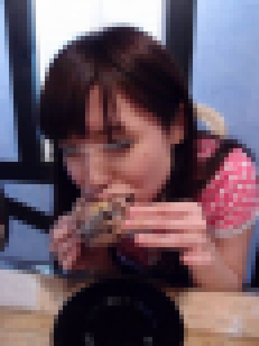 ◆素人投稿mp4動画 渋谷の美形OLさんがザーメン飲みまくり！【Part.02：お赤飯で食ザーメンとグラスザーメンごっくん ◆本　サンプル画像1