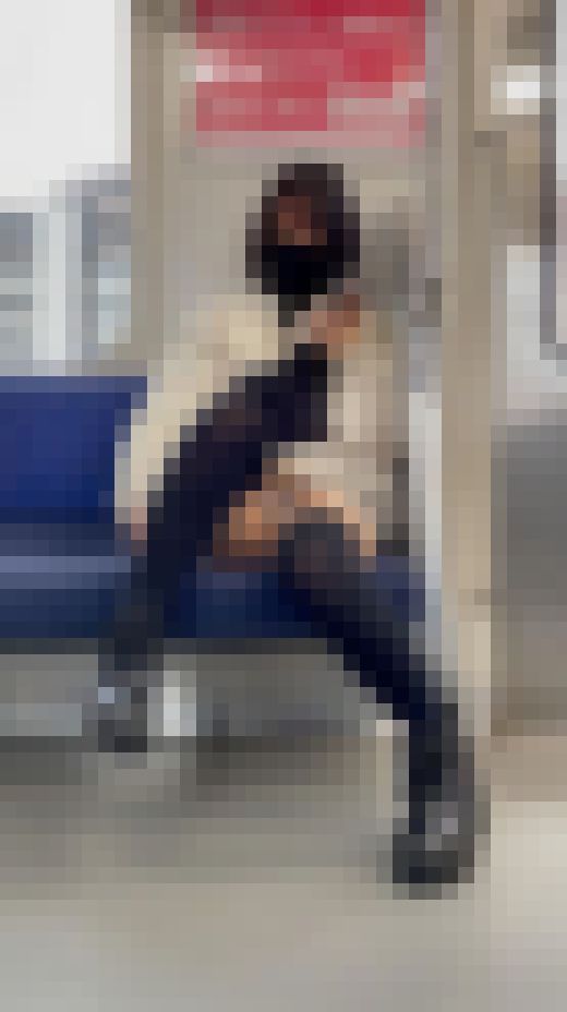 【撮影バレ】電車でニーハイソックス履いたお姉さんの対面パンチラ撮ってたらパンツ見せつけてきた件　サンプル画像2