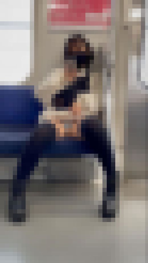 【撮影バレ】電車でニーハイソックス履いたお姉さんの対面パンチラ撮ってたらパンツ見せつけてきた件　サンプル画像3