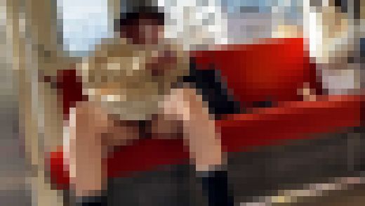 【パンチラ盗撮】駅構内で見つけた色気ムンムン赤髪ネイリスト美女を電車内まで追いかけて大胆大股開きを正面パン凸撮　サンプル画像1