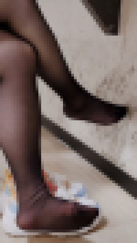 【パンチラ】デカ尻のせいでスカートがずり上がっちゃって太ももが露に　サンプル画像2
