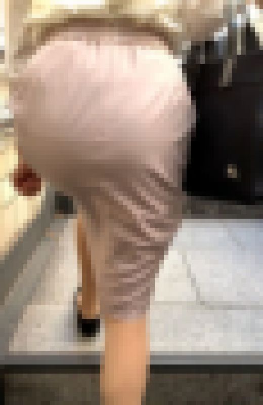 【再販】ピンクのスウェードスカートがお尻にピッタリ張り付いて女性の魅力を最大限に引き出すような歩行をするシーン【31】　サンプル画像1