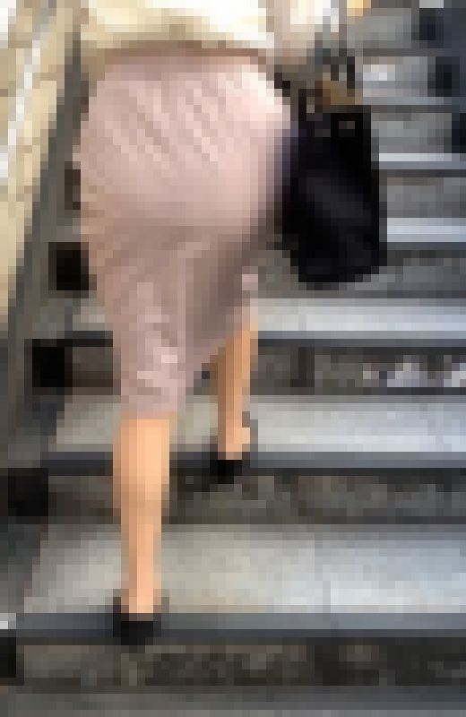 【再販】ピンクのスウェードスカートがお尻にピッタリ張り付いて女性の魅力を最大限に引き出すような歩行をするシーン【31】　サンプル画像2