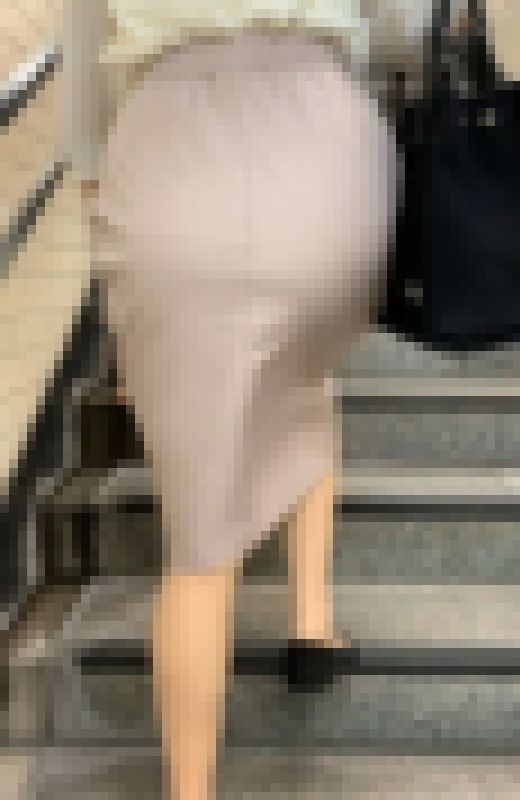 【再販】ピンクのスウェードスカートがお尻にピッタリ張り付いて女性の魅力を最大限に引き出すような歩行をするシーン【31】　サンプル画像3