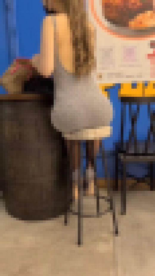 【ボディコン】大胆な背中出しのデカ尻人妻デリヘル嬢(座り)　サンプル画像1