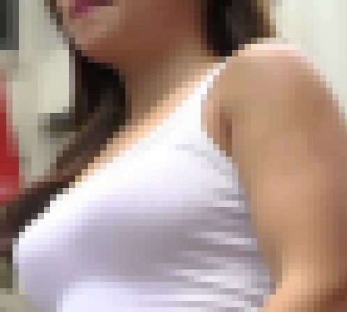 【FHD高画質】タンクトップ胸とハミ尻の美人さん　サンプル画像1