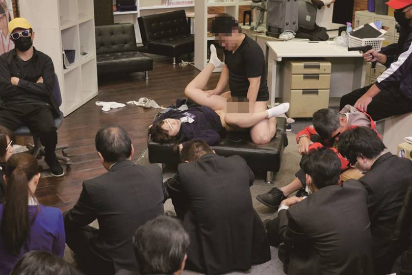 SOD女子社員強姦対策訓練 大勢の同僚に絶頂ま○こを晒されて 　サンプル画像2