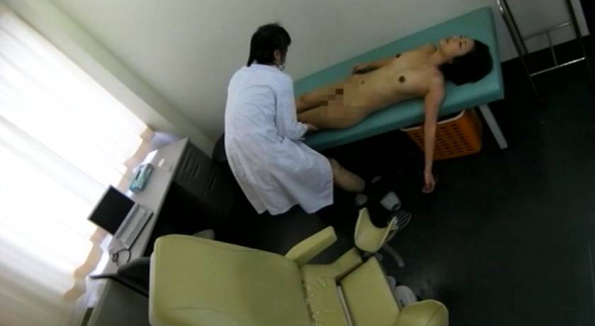 [炎上動画]意識混濁状態の美人患者たちをレ○プした医者 　サンプル画像9