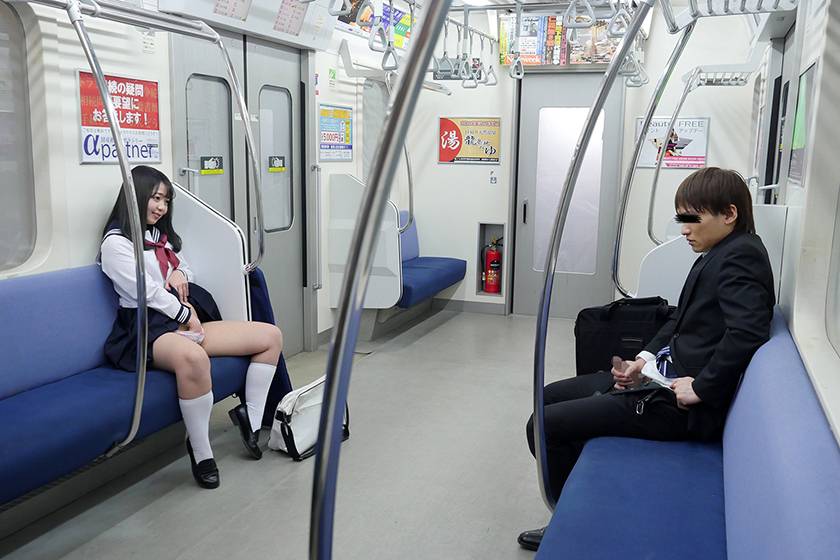 最終電車で痴女とまさかの2人きり！J○Ver向かいの座席でパ　サンプル画像11