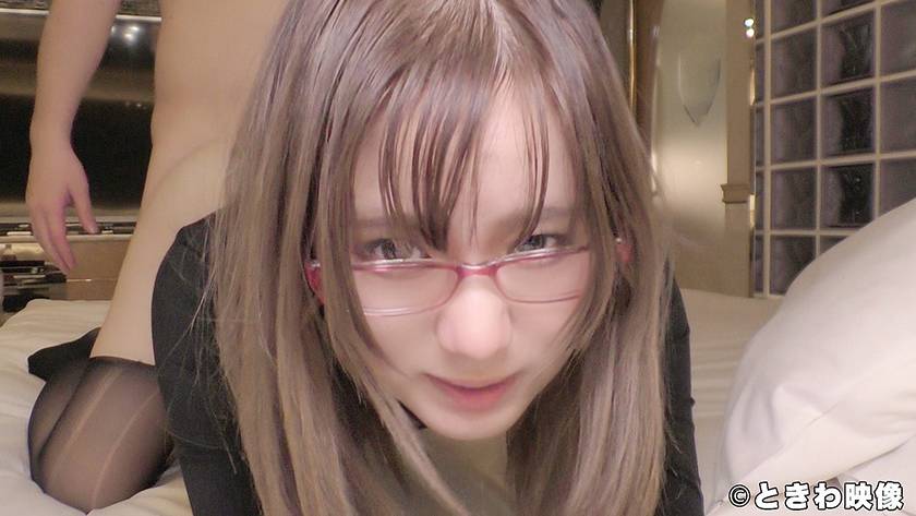 能天気っ子ミニマム女子大生がメガネ着用でちょっと大人の雰囲気　サンプル画像3