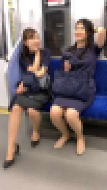 【逆さあり】仕事帰りの極上美女OL2人組み（前編）　サンプル画像2