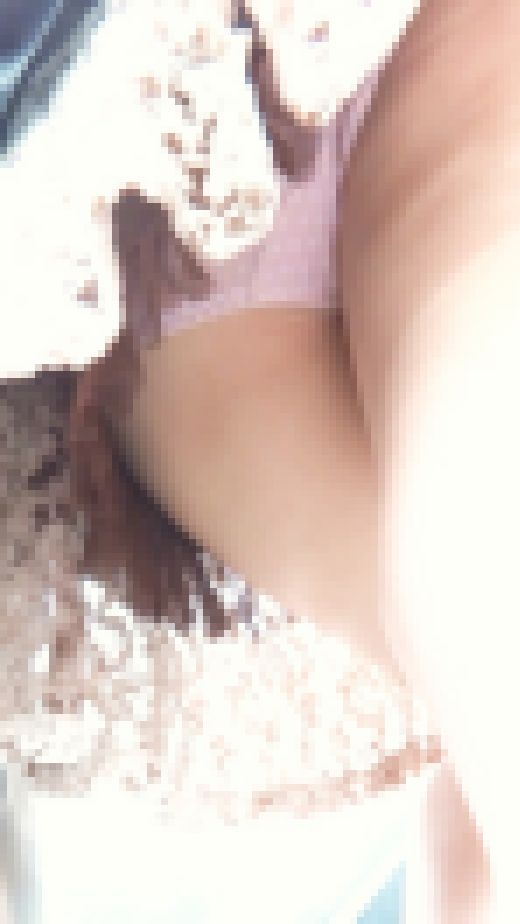 [★新作][★顔出し]パンチラ盗撮 OLさん ピンクの水玉パンツに超接近 スマホに夢中になっている隙にカメラを突っ込み　サンプル画像5
