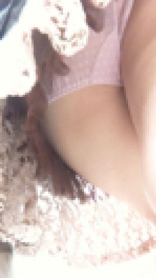 [★新作][★顔出し]パンチラ盗撮 OLさん ピンクの水玉パンツに超接近 スマホに夢中になっている隙にカメラを突っ込み　サンプル画像6