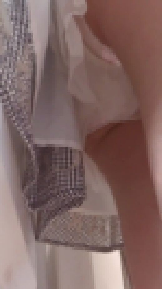 [★顔出し]パンチラ盗撮 カワイイ女子大生 ピンクの縞パンツに接近して激写　サンプル画像2