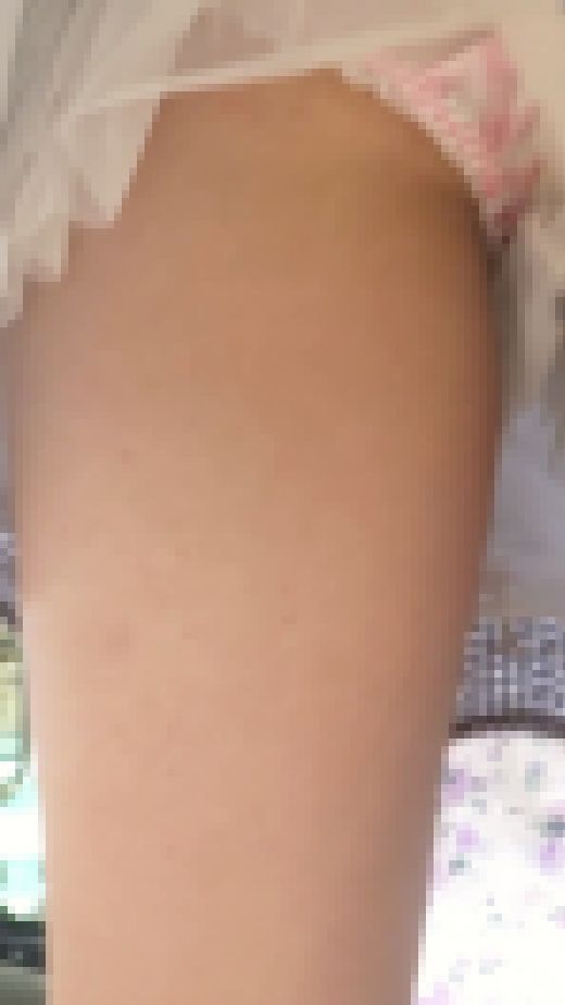 [★顔出し]パンチラ盗撮 カワイイ女子大生 ピンクの縞パンツに接近して激写　サンプル画像3