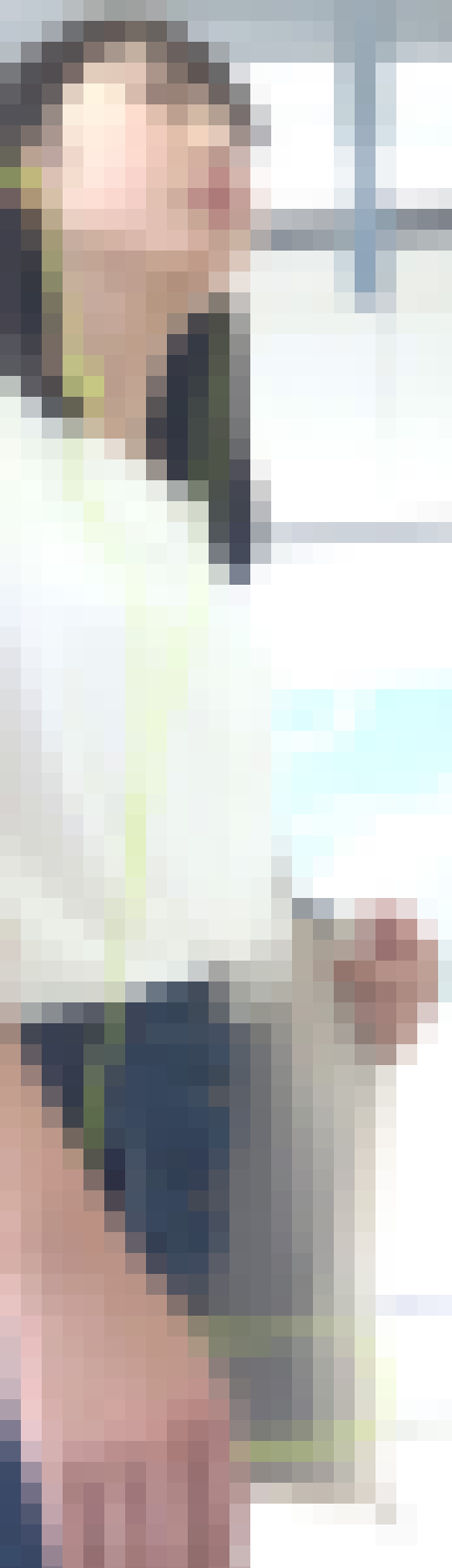 [★新作][★顔出し]パンチラ盗撮 清楚系女子大生 白パンツに限界まで超接近 デニムミニスカの中を強引撮影　サンプル画像1
