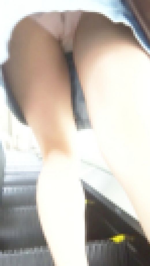 [★新作][★顔出し]パンチラ盗撮 女子大生 ピンクパンツを追いかけ撮り　サンプル画像3