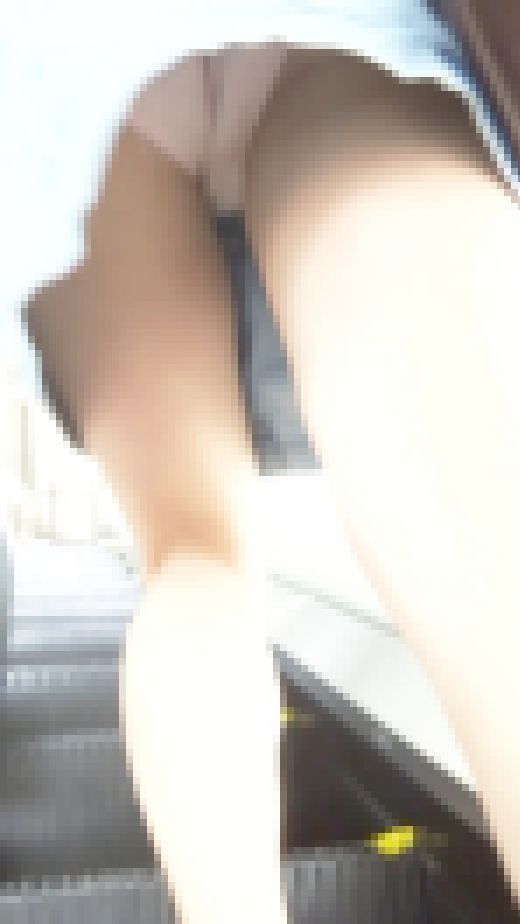 [★新作][★顔出し]パンチラ盗撮 女子大生 ピンクパンツを追いかけ撮り　サンプル画像6