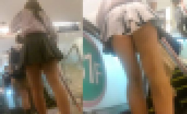 【FHD 顔モザなし】駅構内で見つけた夏服ミニスカJK！追い撮りからの白のサテンPパンチラ！　サンプル画像2